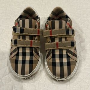 Burberry boys sneakers size 21(us size 5)